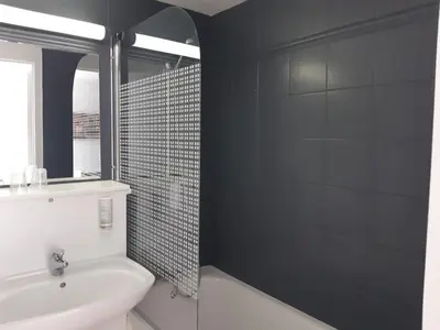 Salle de bains dans l'établissement Brit Hotel Reims La Neuvillette