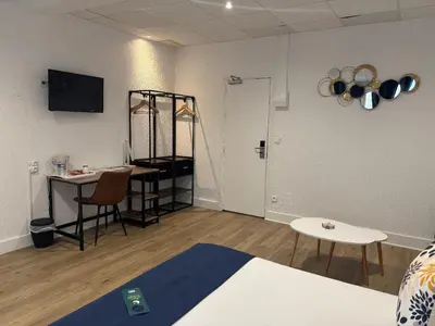 Un ou plusieurs lits dans un hébergement de l'établissement Logis Hotel Beaudon