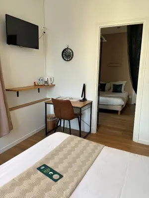 Un ou plusieurs lits dans un hébergement de l'établissement Logis Hotel Beaudon