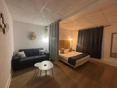 Un ou plusieurs lits dans un hébergement de l'établissement Logis Hotel Beaudon