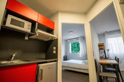 Cuisine ou kitchenette dans l'établissement KOSY Appart'hôtel Le Champ De Mars Reims