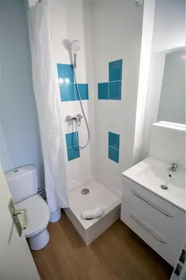 Salle de bains dans l'établissement KOSY Appart'hôtel Le Champ De Mars Reims