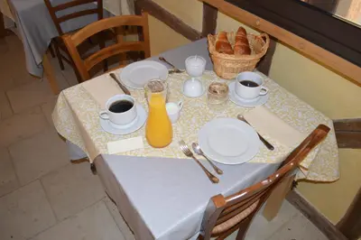 Options de petit-déjeuner proposées aux clients de l'établissement Le Clos Margot