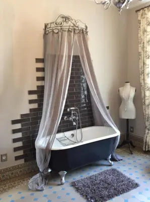 Salle de bains dans l'établissement L'hostellerie du chateau