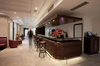 Télévision ou salle de divertissement dans l'établissement Best Western Plus Hotel des Francs