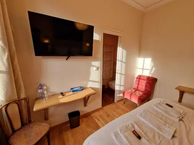 Télévision ou salle de divertissement dans l'établissement HOTEL DE L'ABBAYE DE LONGPONT