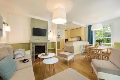 Télévision ou salle de divertissement dans l'établissement Center Parcs Le Lac d’Ailette