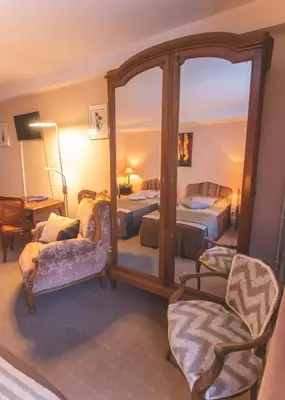Un ou plusieurs lits dans un hébergement de l'établissement Hôtel De La Banniere De France