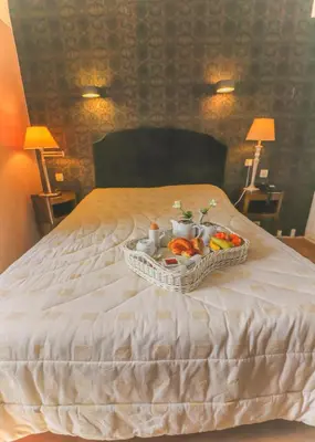 Un ou plusieurs lits dans un hébergement de l'établissement Hôtel De La Banniere De France