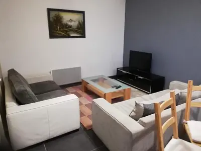 Télévision ou salle de divertissement dans l'établissement Maison Duplex & Appartement sur cour