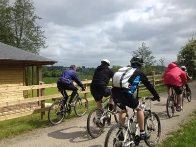 Vélo sur le terrain de l'établissement La Reine des Prés ou dans les environs