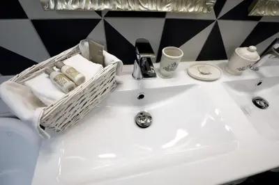 Salle de bains dans l'établissement Au Jeu de Paume