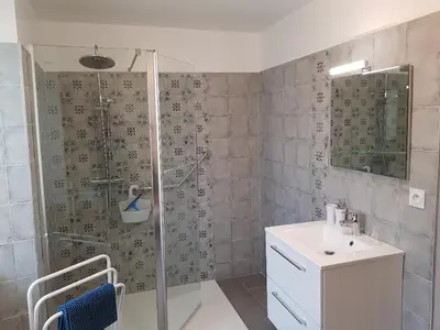 Salle de bains dans l'établissement COUR LA DAME chez Béatris et Christophe Janson
