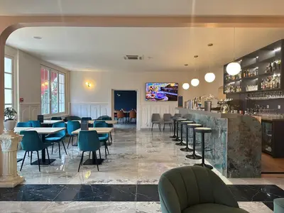 Télévision ou salle de divertissement dans l'établissement Best Western Hotel Restaurant Ile de France