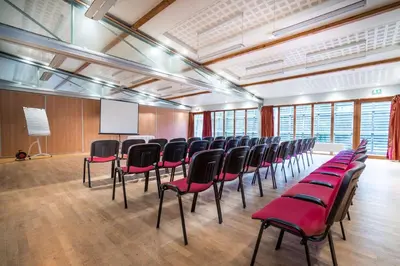 Espace de conférence ou salle de réunion dans l'établissement Best Western Hotel Restaurant Ile de France