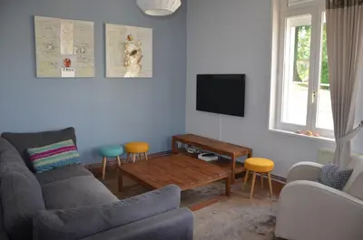 Télévision ou salle de divertissement dans l'établissement Gîte du Frêne