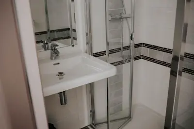 Salle de bains dans l'établissement Hôtel Crystal Reims Centre