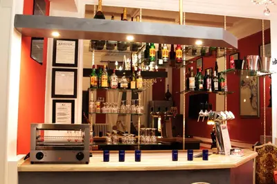 Salon ou bar de l'établissement Hôtel Crystal Reims Centre