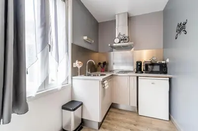 Cuisine ou kitchenette dans l'établissement Studio indépendant