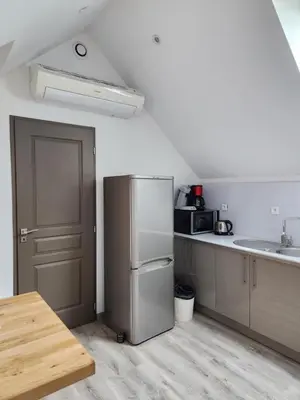 Cuisine ou kitchenette dans l'établissement Appartement calme Le clos de Renée