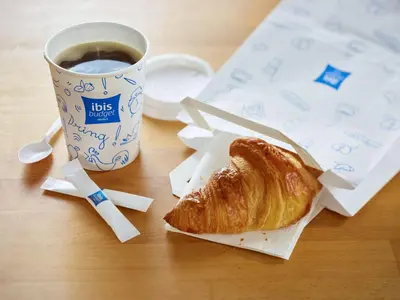 Options de petit-déjeuner proposées aux clients de l'établissement ibis budget Saint-Quentin Centre Gare