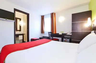 Un ou plusieurs lits dans un hébergement de l'établissement Enzo Hotels Reims Tinqueux