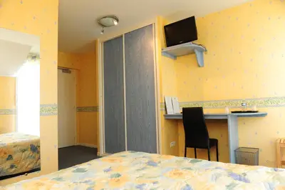 Un ou plusieurs lits dans un hébergement de l'établissement Logis Argonne Hôtel