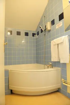 Salle de bains dans l'établissement Logis Argonne Hôtel