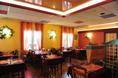 Restaurant ou autre lieu de restauration dans l'établissement Logis Argonne Hôtel