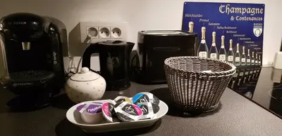 Plateau bouilloire dans l'établissement L'Ecu : un Haussmannien accueillant!