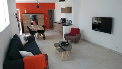 Télévision ou salle de divertissement dans l'établissement Les Lumieres d'Epernay