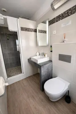 Salle de bains dans l'établissement Logis - Hôtel du Nord et Restaurant La Table d'Elisa