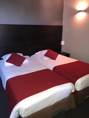 Un ou plusieurs lits dans un hébergement de l'établissement Logis - Hôtel du Nord et Restaurant La Table d'Elisa