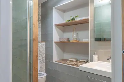 Salle de bains dans l'établissement Studio 86 - Climatisation & proche centre-ville- 2 personnes - BnB Epernay