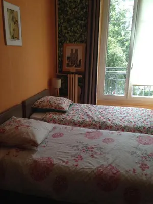 Un ou plusieurs lits dans un hébergement de l'établissement Chambre chez l'habitant sur petite place