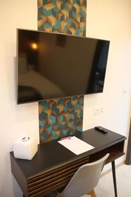 Télévision ou salle de divertissement dans l'établissement L'Atelier - Gîte & Spa