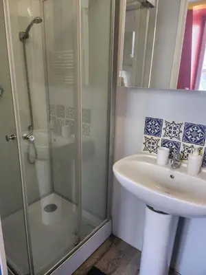 Salle de bains dans l'établissement Le logis de Tania - 2 chambres - Rue calme dans centre ville