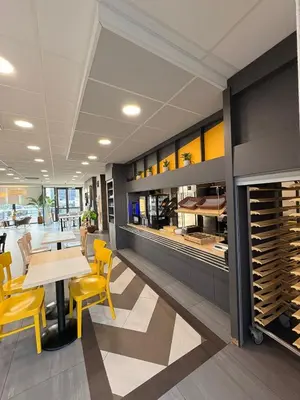 Restaurant ou autre lieu de restauration dans l'établissement B&B HOTEL Meaux