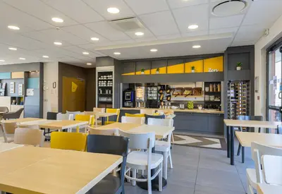Restaurant ou autre lieu de restauration dans l'établissement B&B HOTEL Meaux