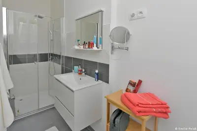 Salle de bains dans l'établissement Comme à la maison - BASILIQUE