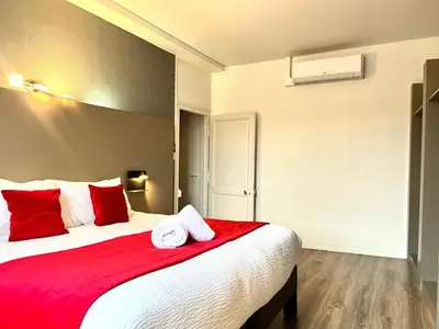 Un ou plusieurs lits dans un hébergement de l'établissement HOTEL & SPA Le Renard Centre