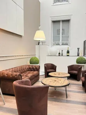Coin salon dans l'établissement HOTEL & SPA Le Renard Centre