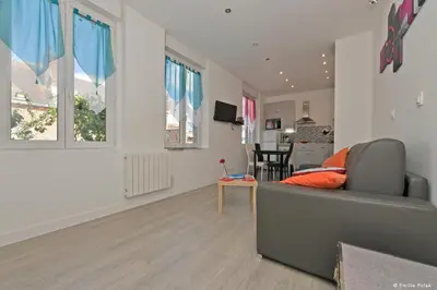Télévision ou salle de divertissement dans l'établissement Comme à la Maison - BELLEVUE