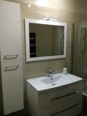 Salle de bains dans l'établissement BedinReims elegant green bottle quiet and close to center free parking and wifi free ideal 5 à 9 Adultes