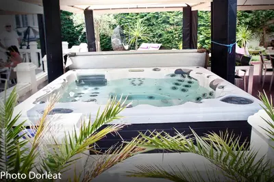 Piscine de l'établissement Manoir François 1er ou située à proximité