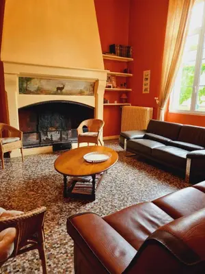 Coin salon dans l'établissement Grand gîte 15 personnes, 9 chambres, 100km de Paris en Exclusivité