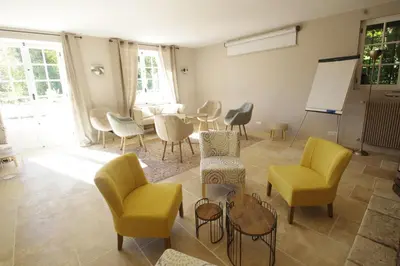 Coin salon dans l'établissement Le Moulin de l'Ortille & SPA