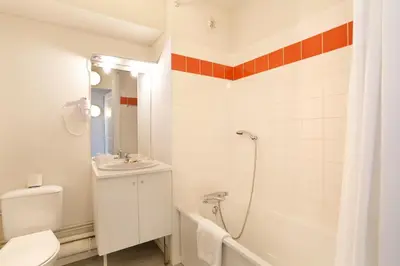 Salle de bains dans l'établissement Résidence Vacancéole - Les Demeures Champenoises