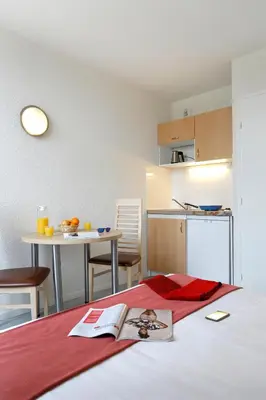 Cuisine ou kitchenette dans l'établissement Résidence Vacancéole - Les Demeures Champenoises