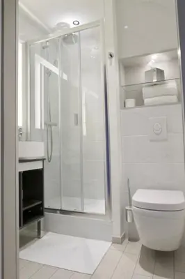 Salle de bains dans l'établissement Kyriad Crepy En Valois